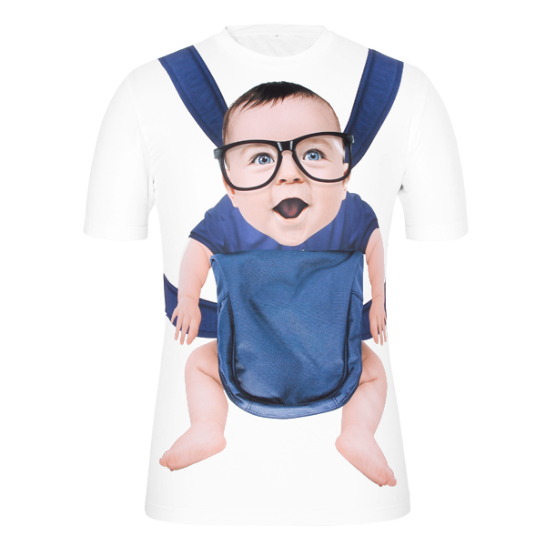 男士全涤白色胸前挂小孩印花圆领短袖T恤衫厂家定制